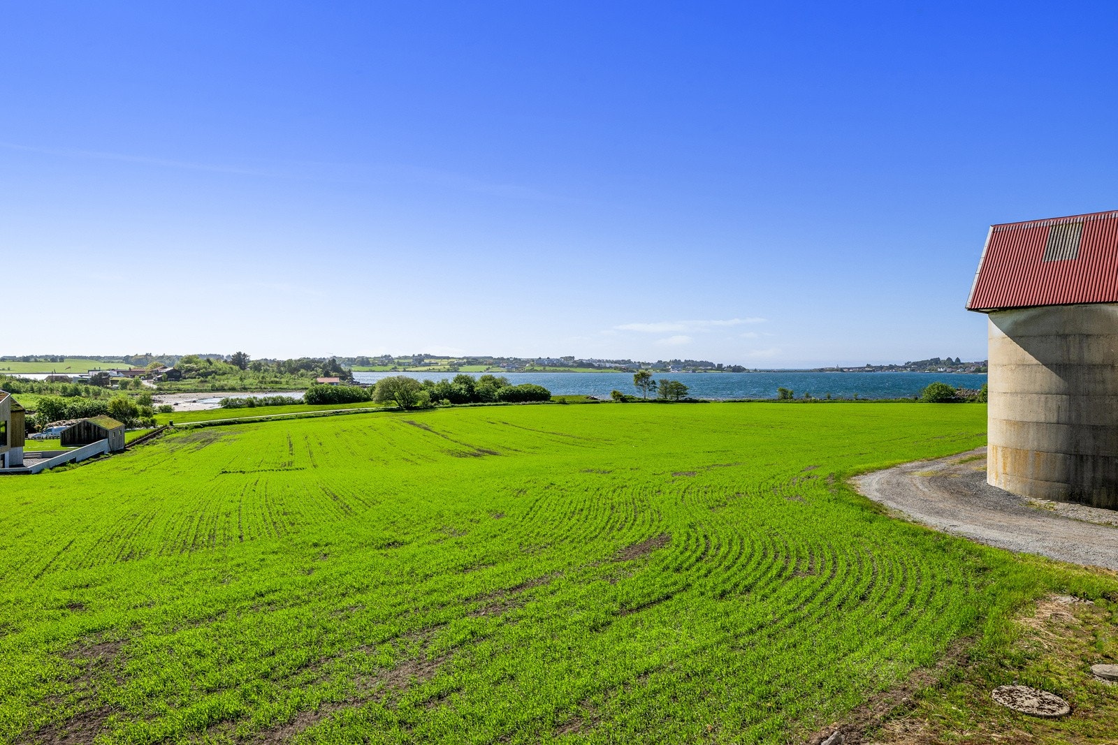 Tomten er på over 51 mål og har en lang strandlinje mot Revheimsvågen, hvor et forfriskende bad venter. Galleribilde