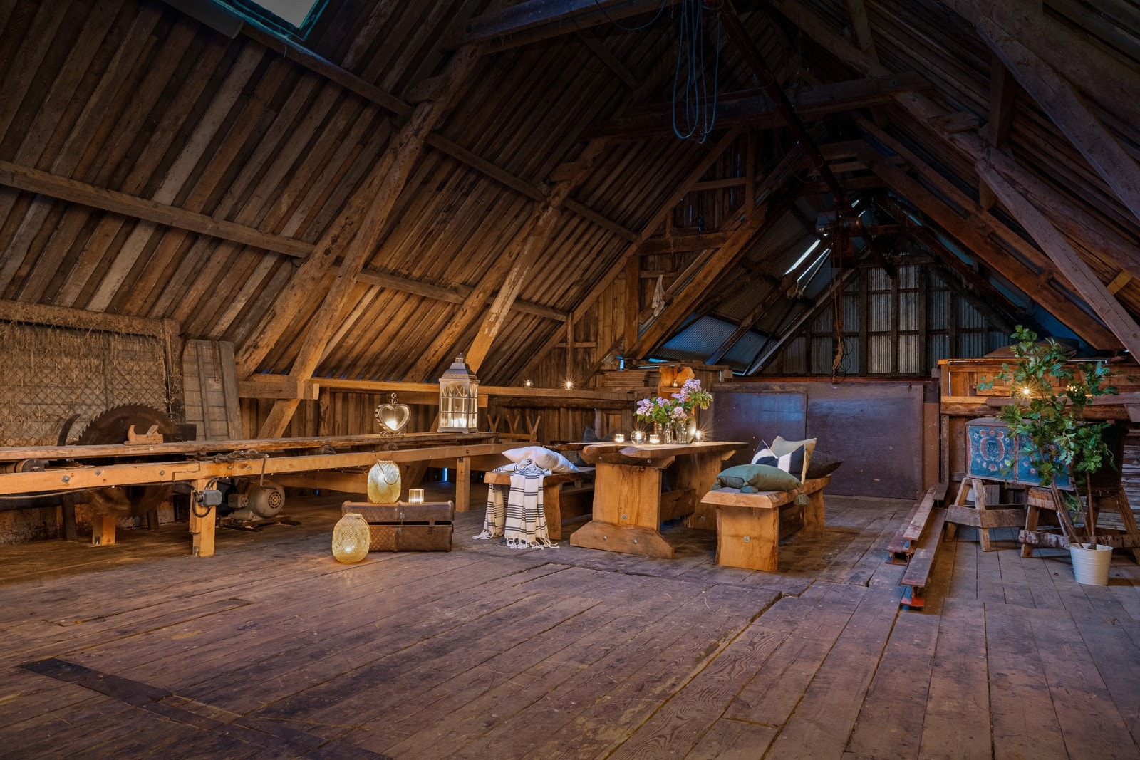 Øvre plan i driftsbygningen har både danseplass og plass til langbord. Alt er med andre ord lagt til rette for å lage tidenes låvefest. Galleribilde