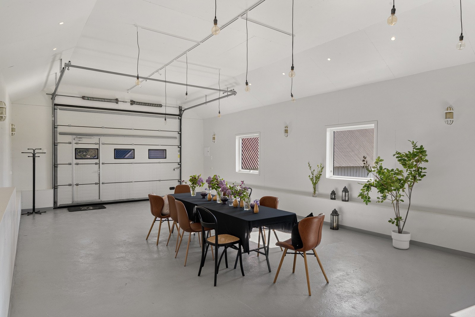 Veggene er hvitmalte og det er montert varmepumpe. Galleribilde