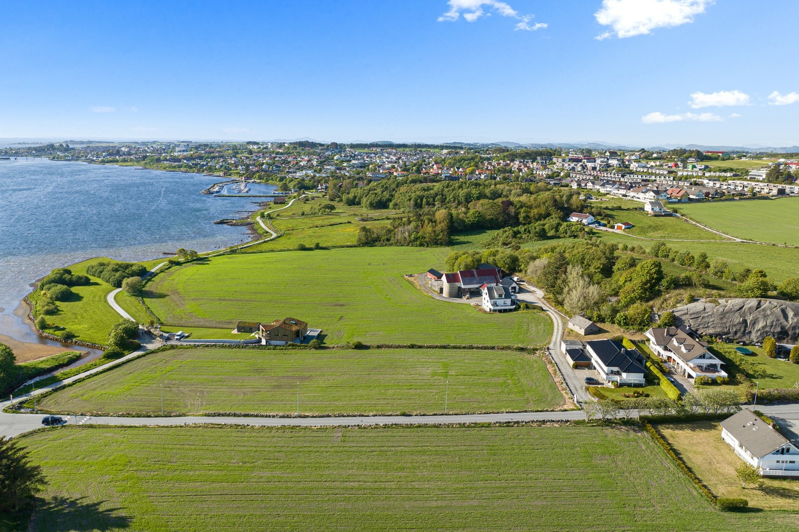 Eiendommen er på over 51 mål og har lang strandlinje mot Revheimsvågen. Galleribilde