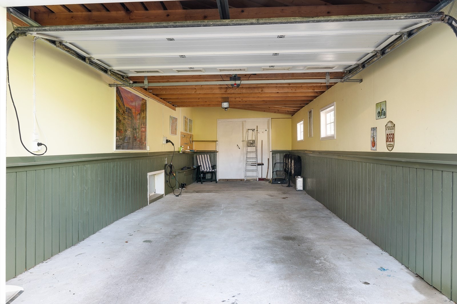 Romslig garasje fra 2004 med el- lader og gode lagringsmuligheter i høyden. Galleribilde