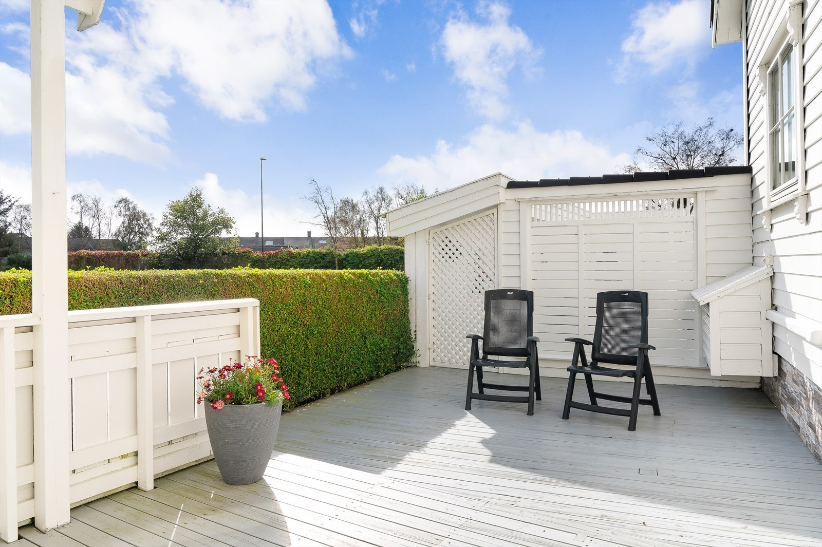 Utgang til en koselig skjermet terrasse. Galleribilde