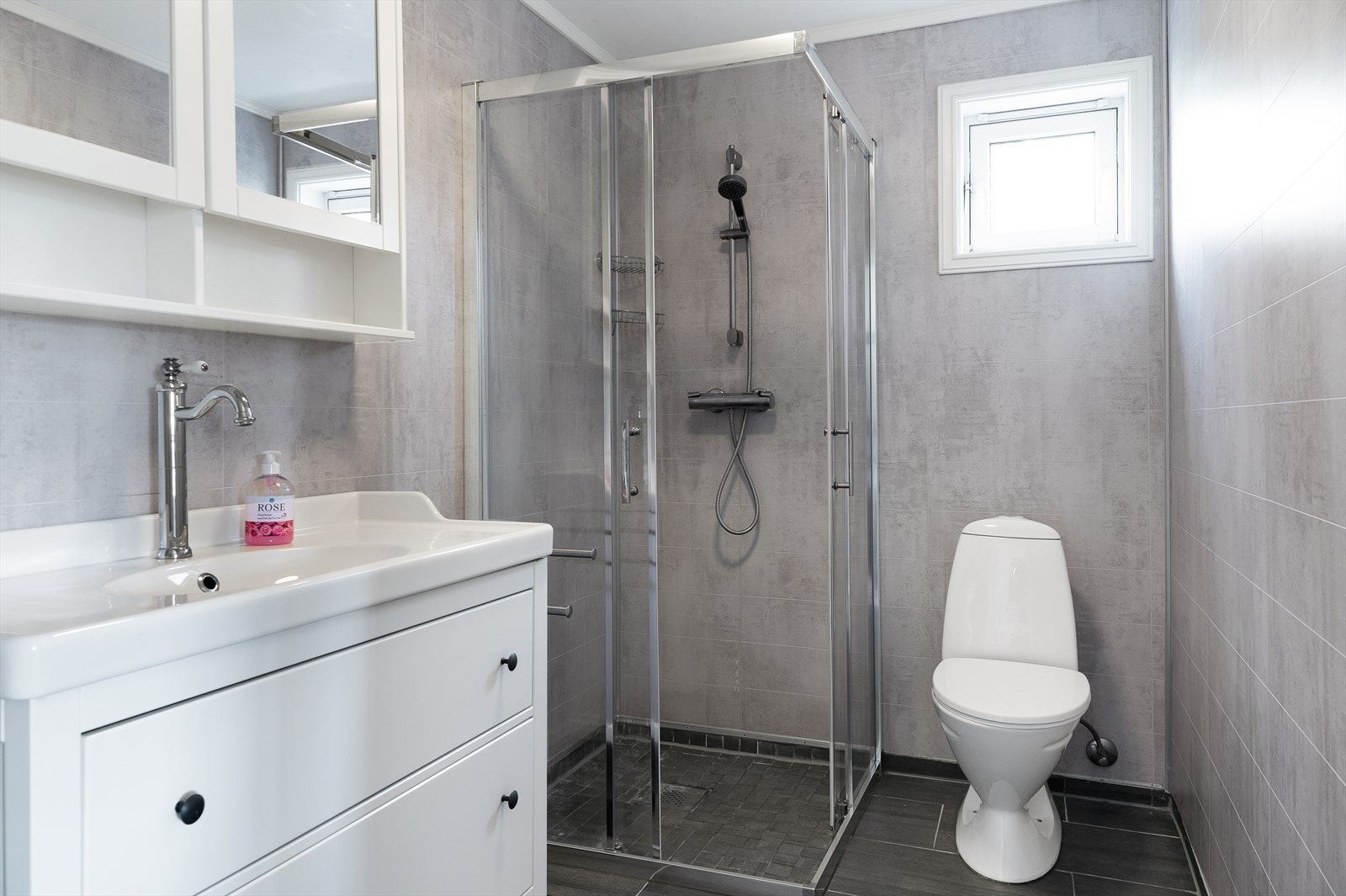 Badet er utstyrt med en vask, dusj og toalett. Galleribilde