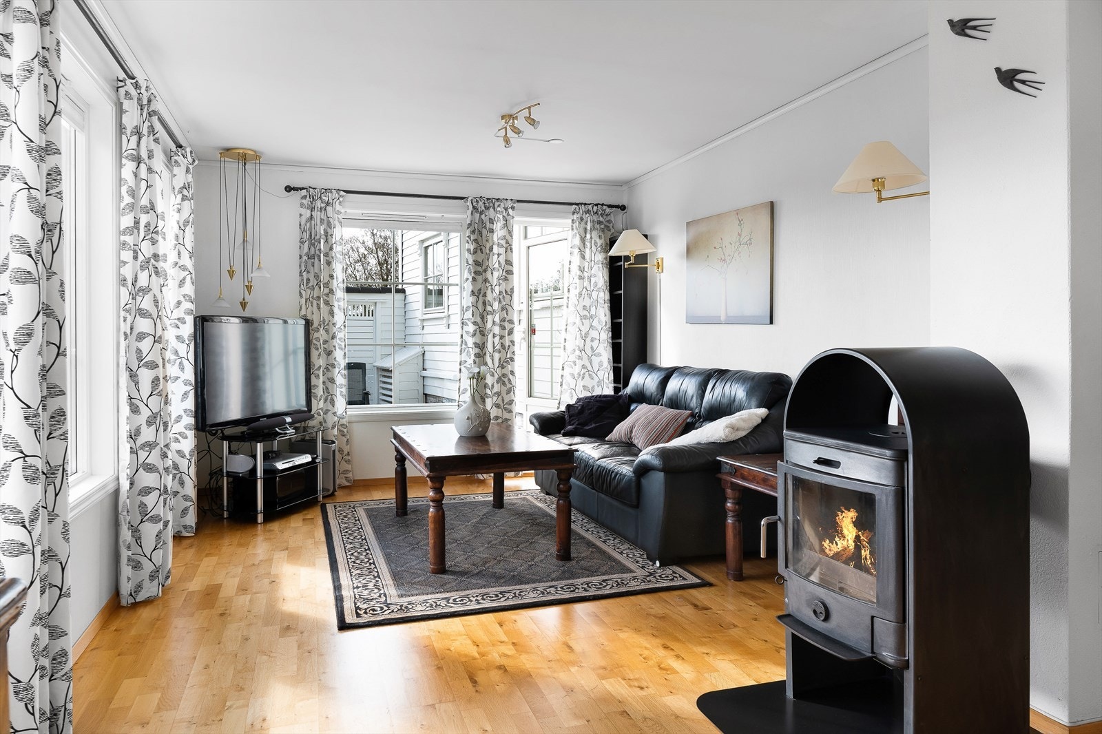 Boligen består av en åpen kjøkken- og stue løsning, to soverom, vaskerom og et bad. Denne delen av boligen har også egen strømmåler. Galleribilde