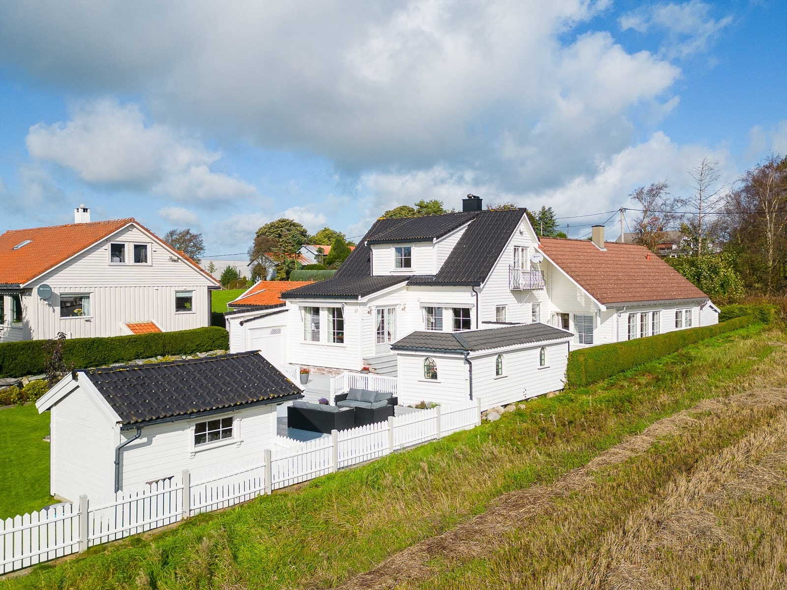 Krossbergveien 17A og 17C presenteres av DNB Eiendom v/Klaidas Cerniauskas - Sjarmerende generasjonsbolig med godkjent utleiedel, garasje og solrik tomt! Galleribilde