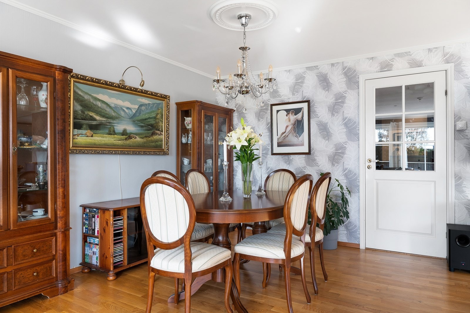 Boligen har en funksjonell planløsning fordelt over tre etasjer. I stuen har du god plass til et spiseområde. Galleribilde