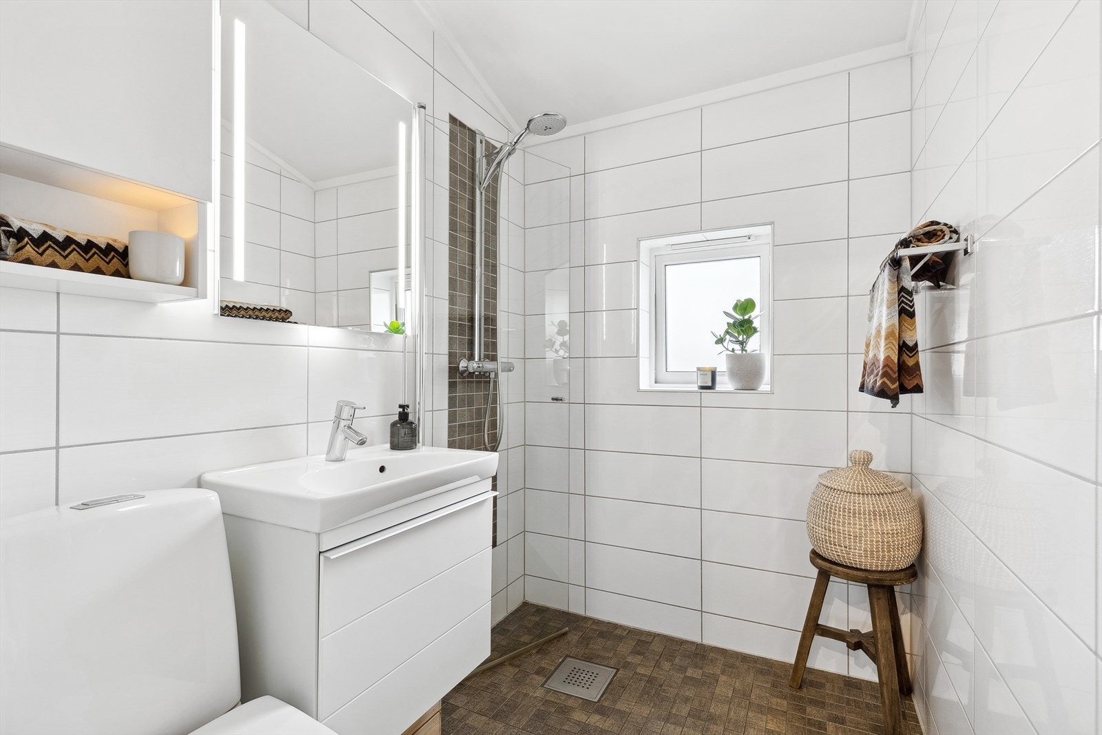 Stort og pent baderom med vindu og varmekabler i gulv. Badet er i følge tidligere salgsoppgave rehabilitert i 2010 med bl. a. gulv med varmekabler, sluk, rør-i -rør system, membran, fliser og innredning. Galleribilde