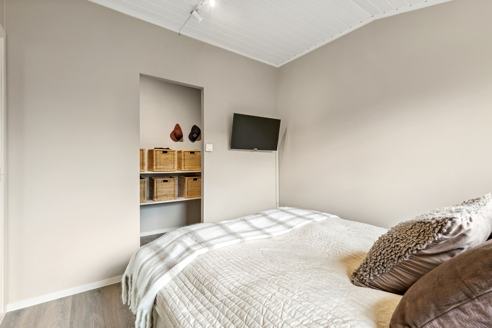 Praktisk walk-in-closet i tilknytning til soverommet. Galleribilde
