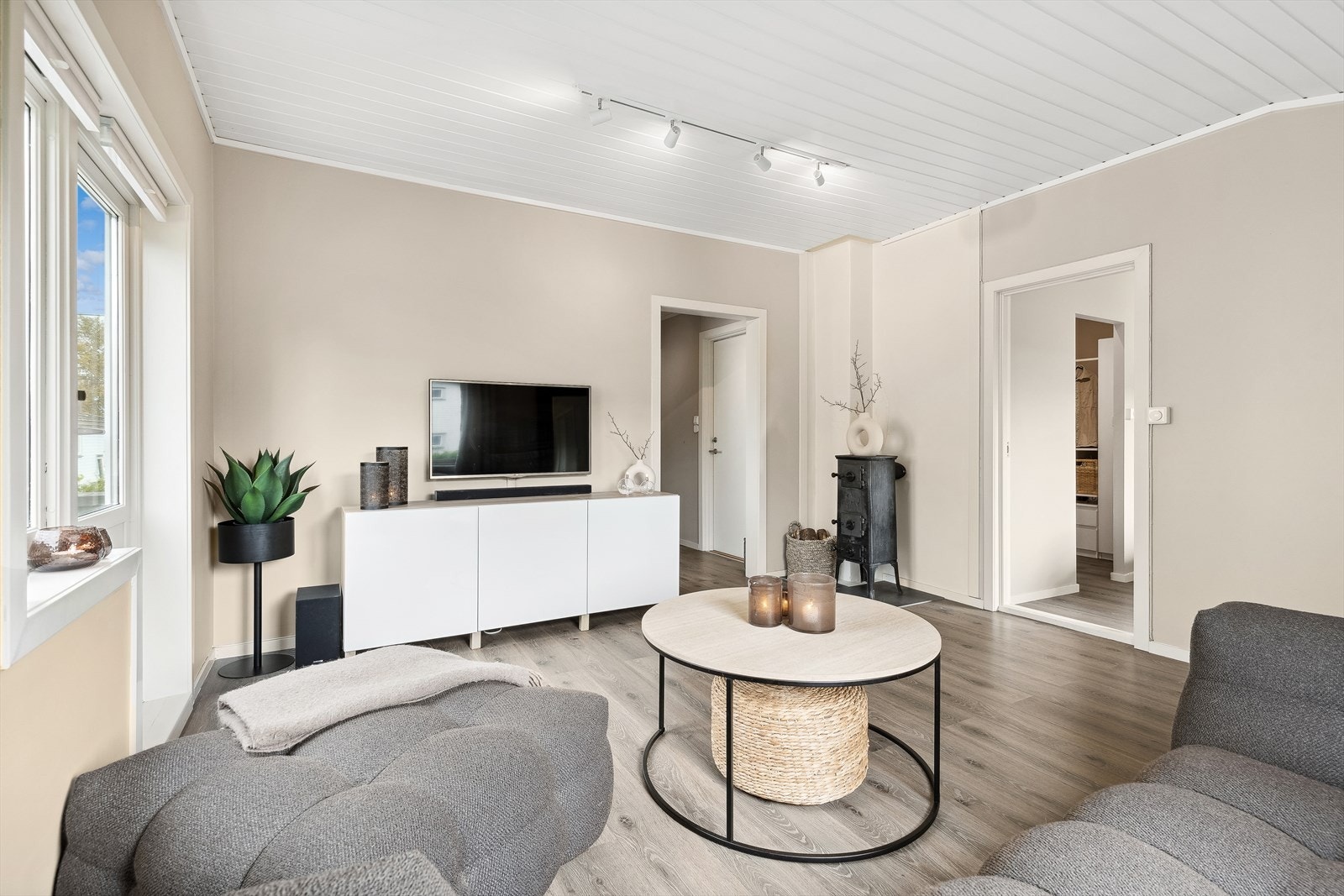 Her er det plass til spisebord og sofa med tilhørende tv-møblement. Galleribilde