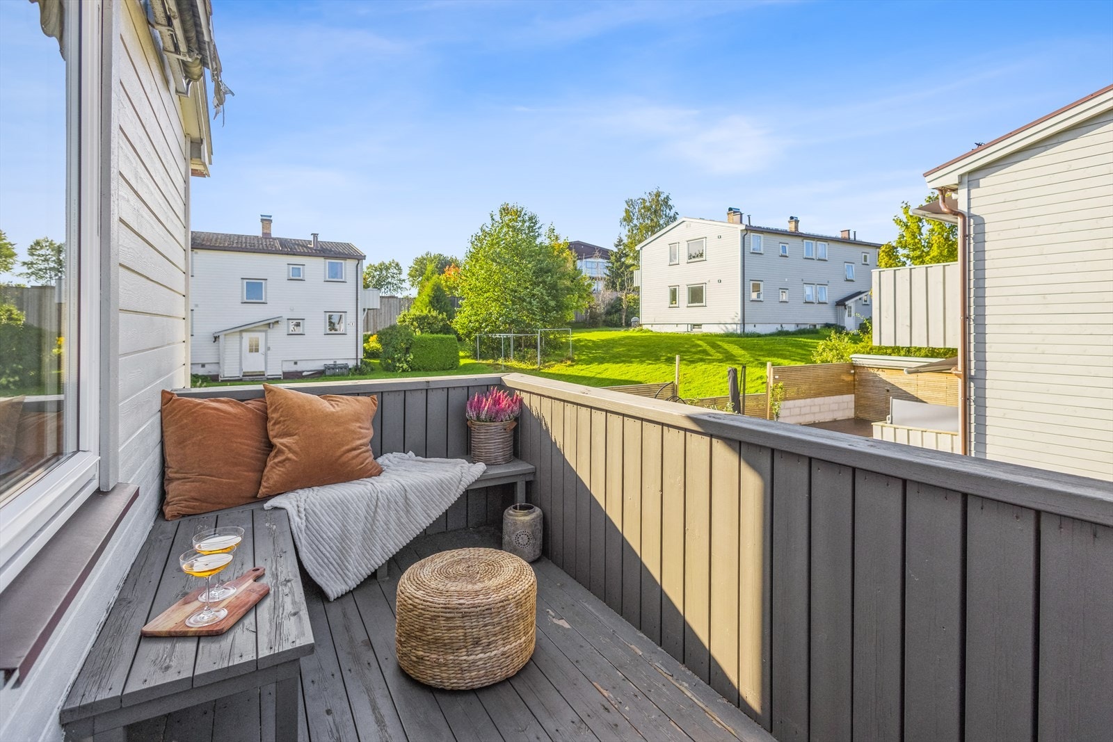 Fra stuen er det utgang til en solrik, syd-vestvendt balkong på ca. 6 kvm med sol fra morgen til kveld midtsommer i følge selger. Det er gulv med terrassebord og montert markise for skjerming. Galleribilde
