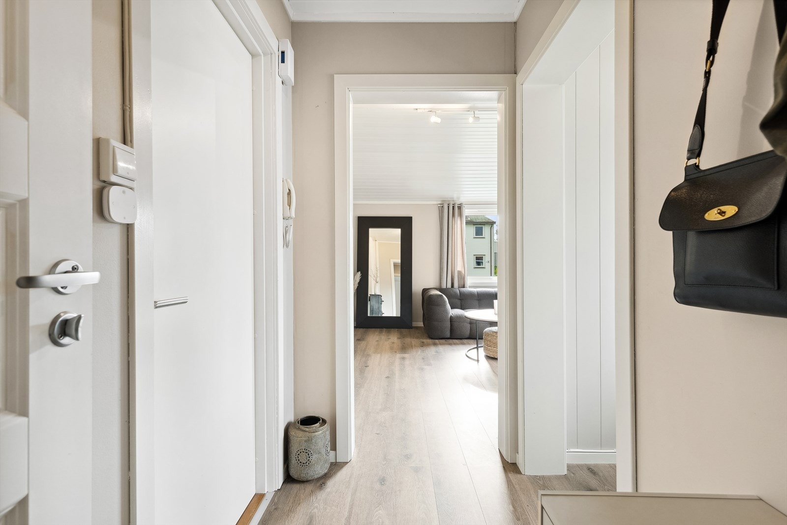 Innbydende entre med plass til å henge fra seg yttertøy og sette fra seg sko. Galleribilde