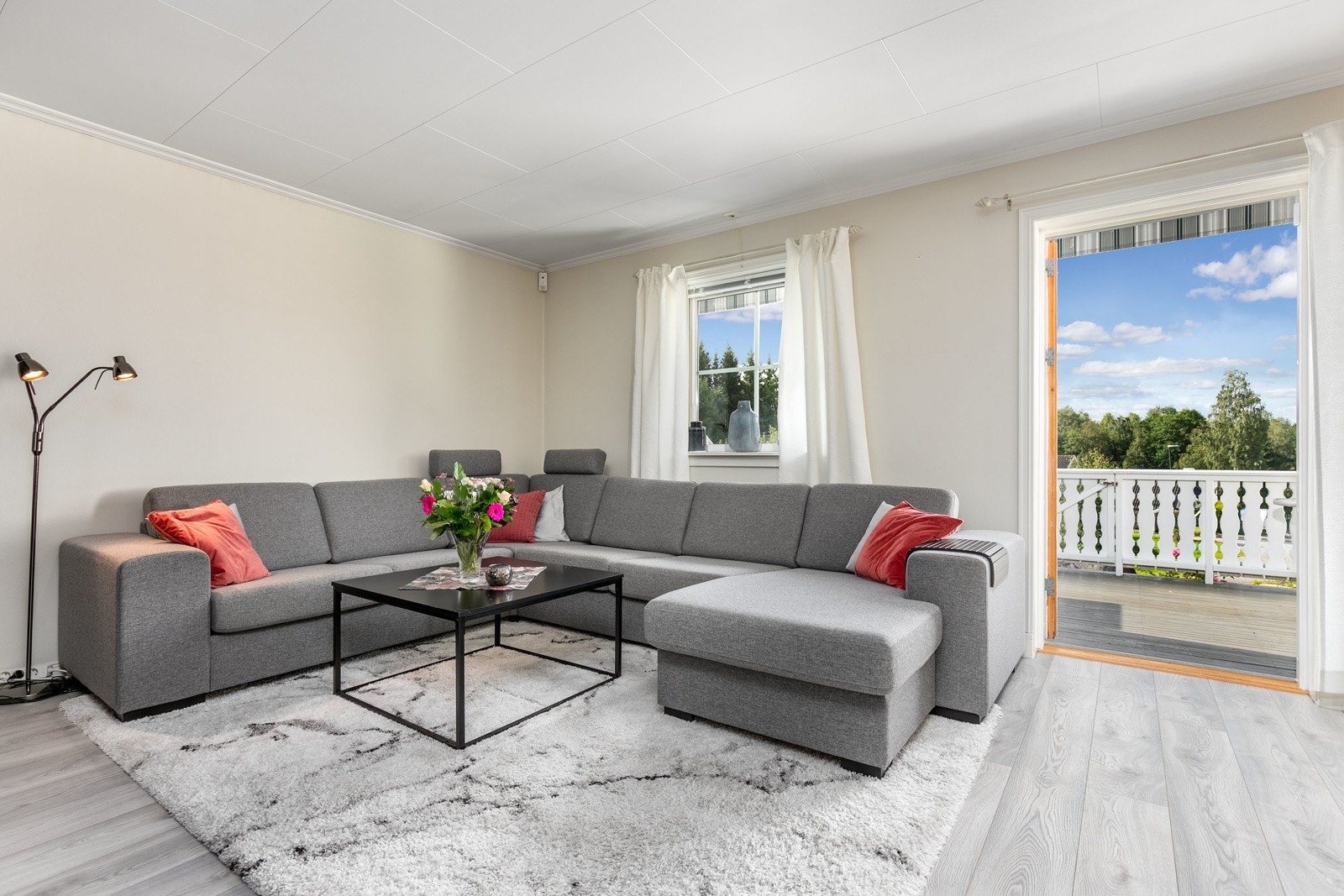 Utgang til solrik sydvent terrasse på ca 19 kvm og idyllisk, usjenert hageområde. Galleribilde