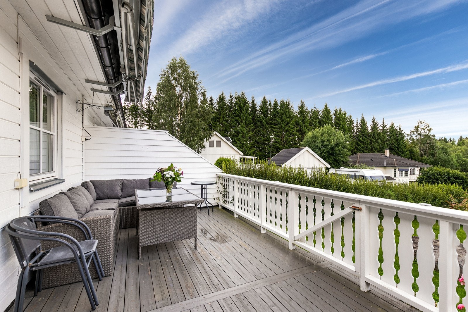 Fra stuen i 1. etasje har man tilgang til en stor og trivelig sydvendt terrasseplatting på ca 19 kvm. Galleribilde