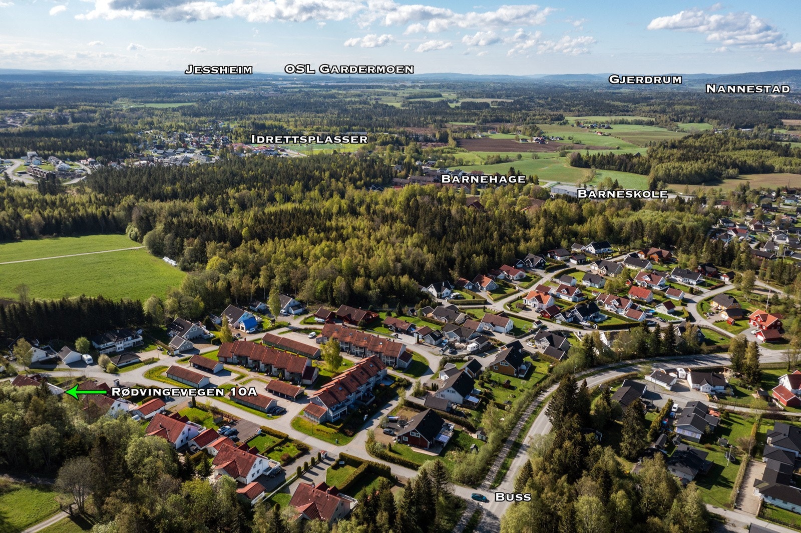 Boligen har gangavstand til Maura barneskole som ligger 700 m fra boligen. Det er barnevennlig vei til skolen gjennom boligområdet. Boligen sokner videre til Nannestad ungdomsskole som ligger 6,2 km unna. Til ungdomsskolen benyttes skolebuss. Galleribilde