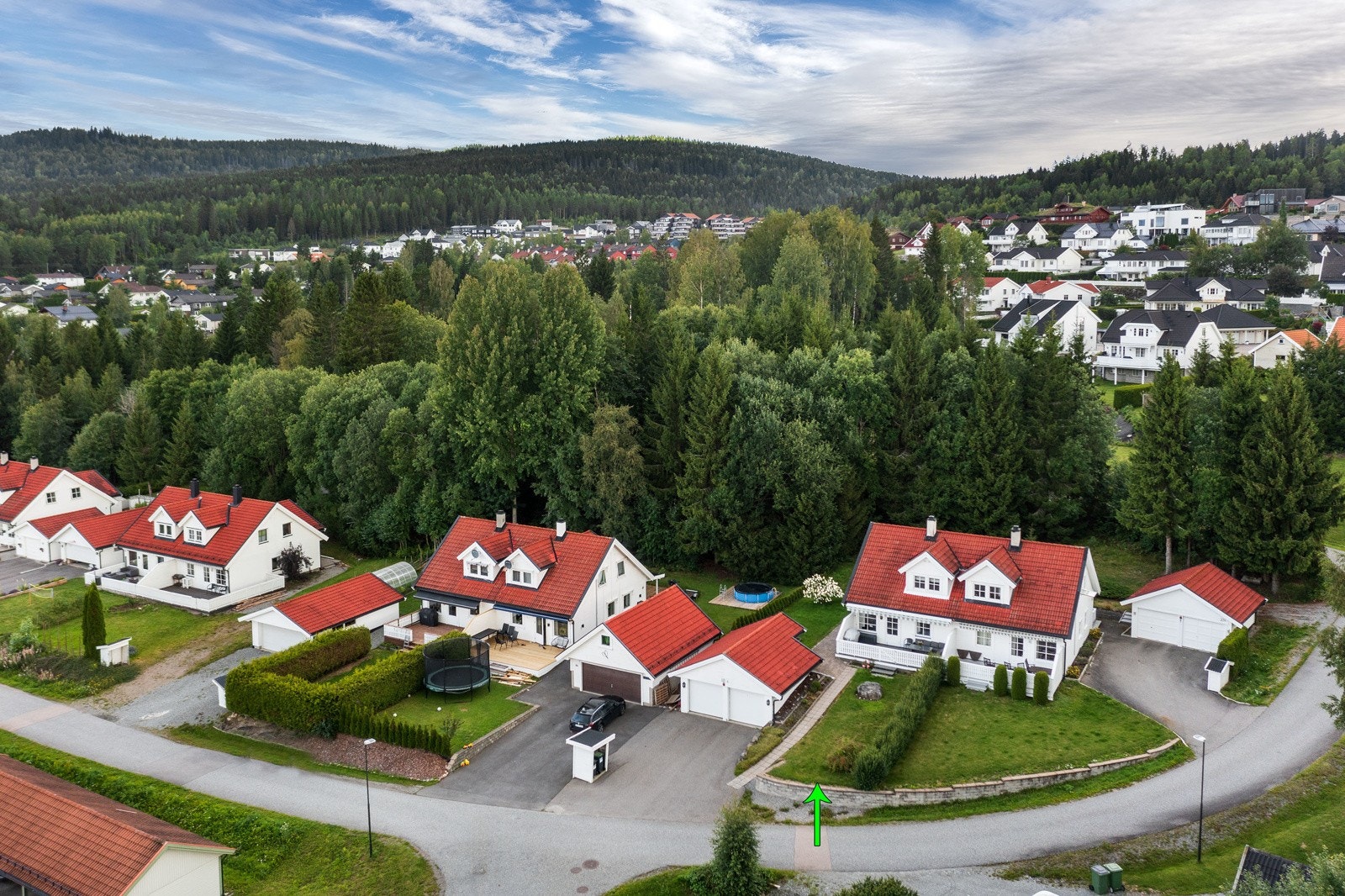 Eiet tomt på 505 kvm. Meget pent opparbeidet tomt med prydbusker, beplantning, plenarealer og partier belagt med belegningsstein. Galleribilde