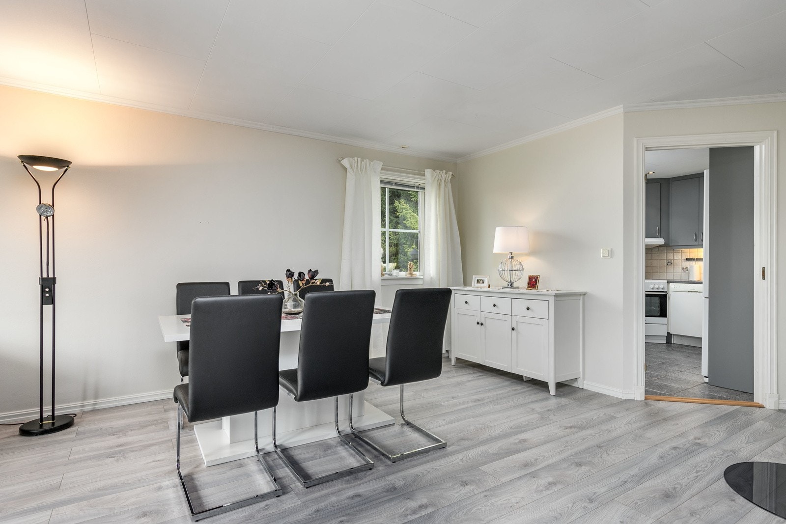 I stuen er god plass for spisestue med tilhørende møblement. Galleribilde