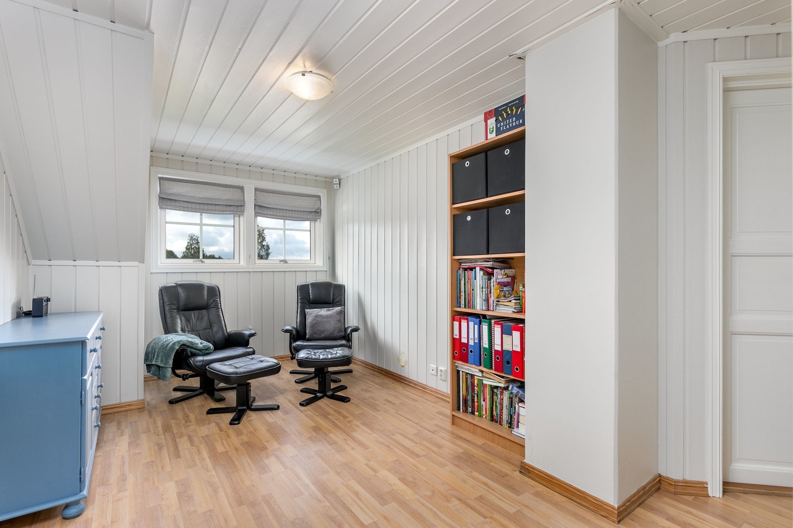 Trivelig loftstue i 2. etasje. Her har man mulighet til å innrede med en ekstra TV-stue, soverom eller kontor, etter ønske og behov. Løsningen sørger for å gi boligen god soneinndeling og muligheter. Galleribilde