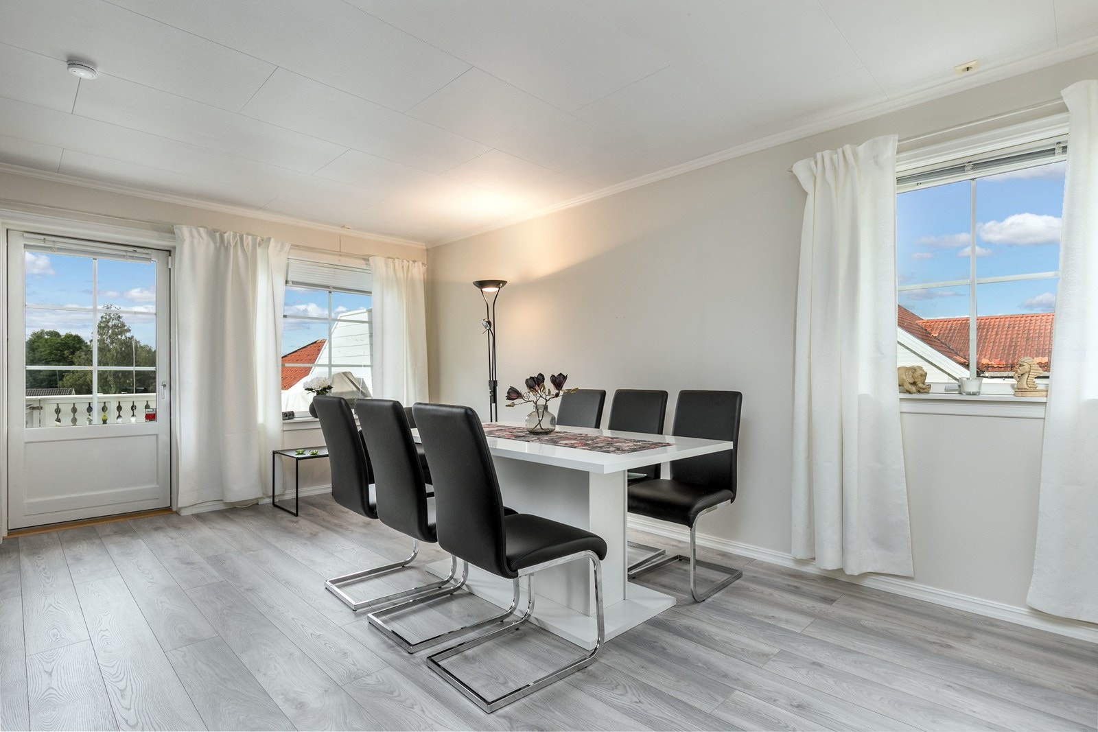 Gode vindusflater slipper inn rikelig med lys. Galleribilde