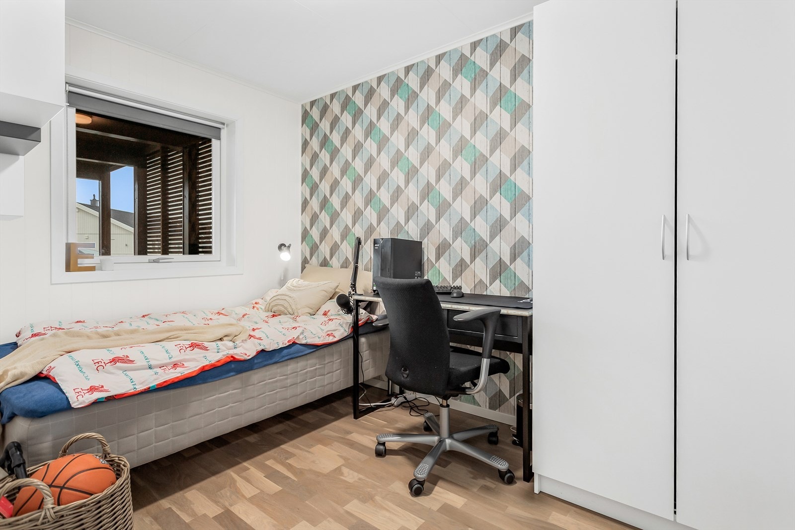 Soverom 2 er også av god størrelse med plass til å innrede med seng, garderobe og annet ønsket møblement. Galleribilde