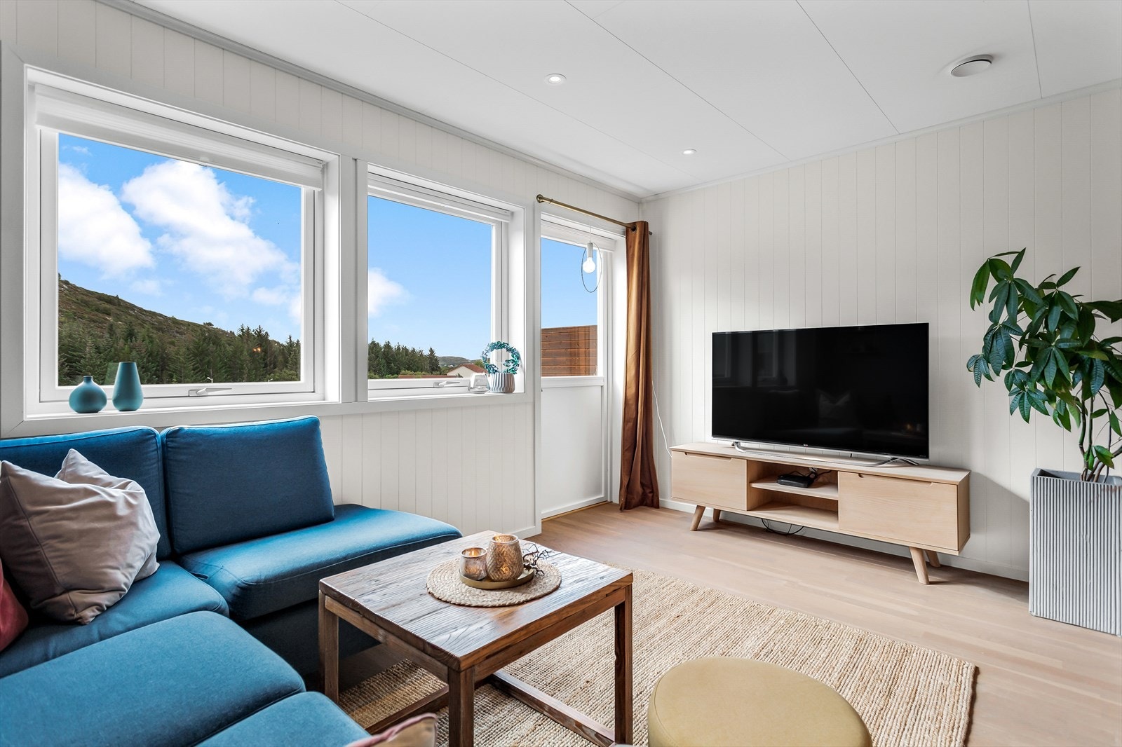Det er fra tv-stuen direkte adkomst til terrassen i 1.etasje. Galleribilde