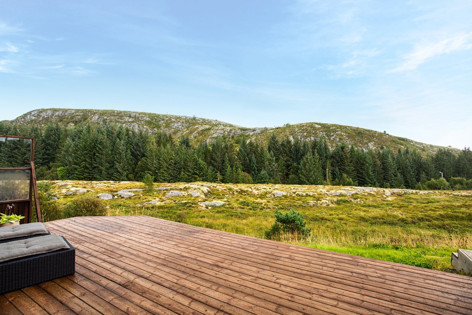 Terrassen er sør-østvendt og har dermed deilig morgen- og formiddagssol. Fantastisk utsikt over naturen og meget lite innsyn. Galleribilde