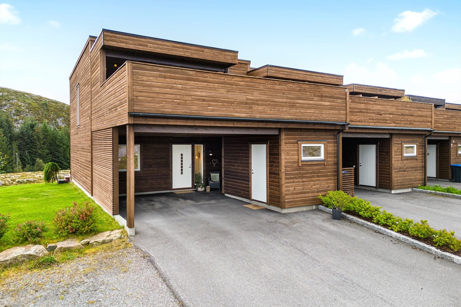 Carport og utvendig bod like ved inngangspartiet. Galleribilde