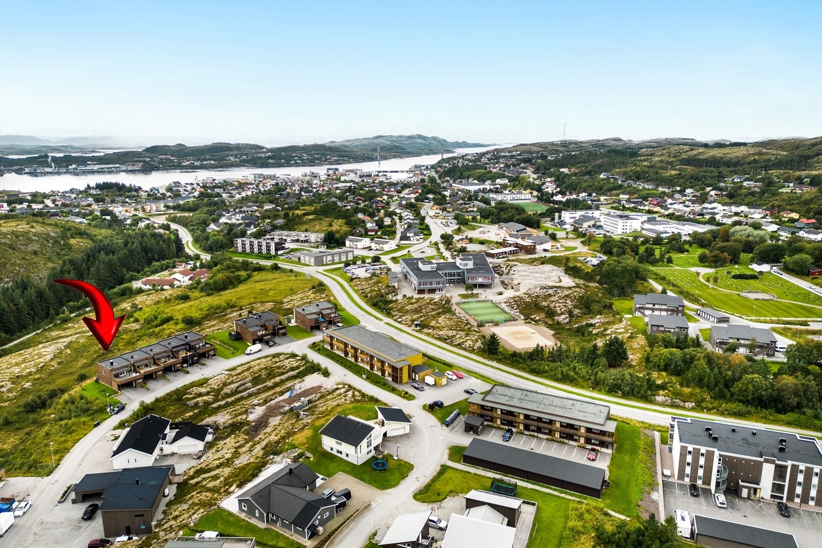 Boligen ligger i et attraktivt og barnevennlig område rett i utkant av Rørvik Sentrum. Galleribilde