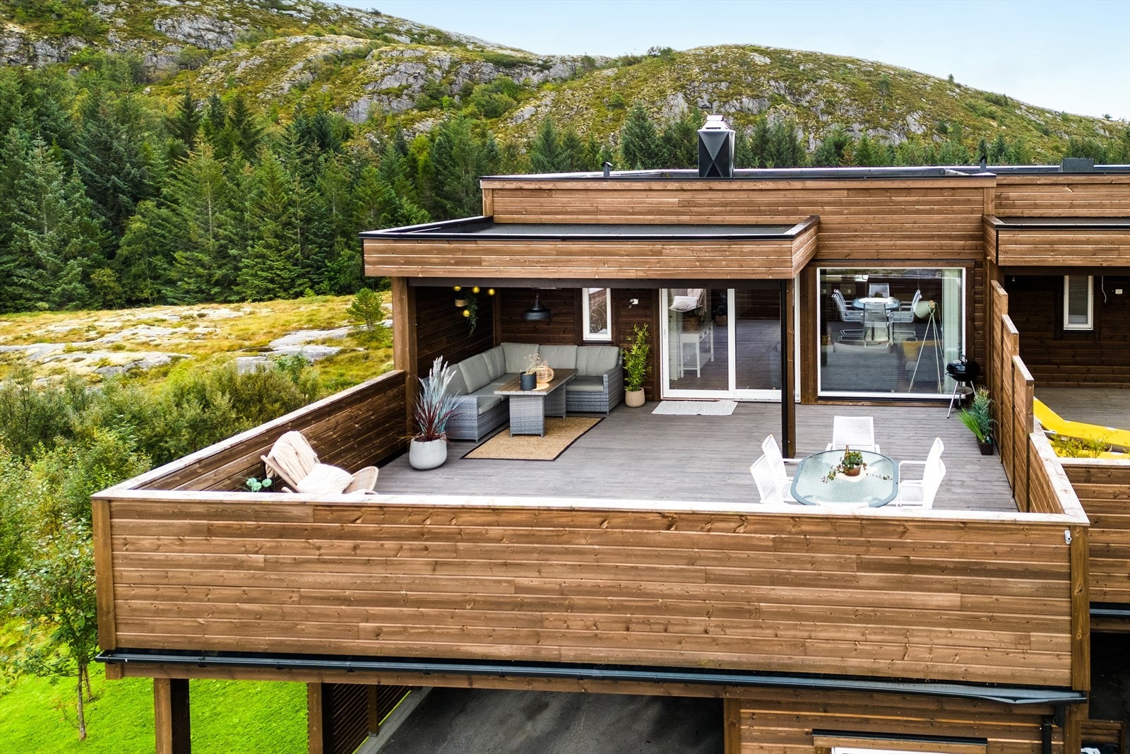 Velkommen til Torvskjåsvingen 9 D. Terrassen i 2. etasje er av meget god størrelse, godt skjermet og gode solforhold. Galleribilde