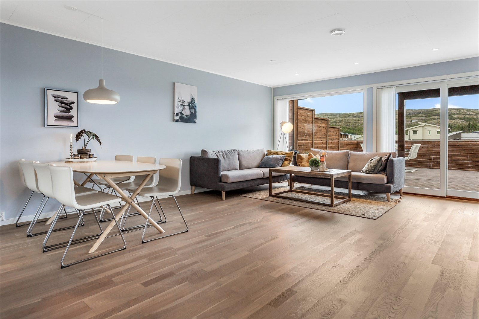 Det er enkelt å innrede flere soner og det er god plass til bl.a. spisegruppe, sofagruppe og annet ønsket møblement. Galleribilde