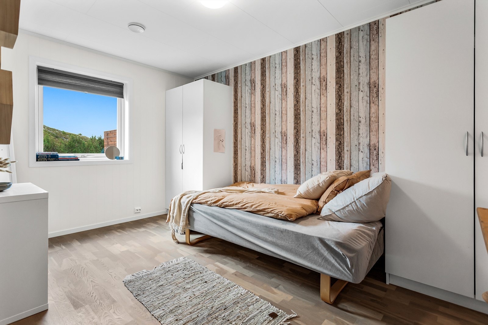 Soverom 3, gjerne hovedsoverom, har god plass til stor seng, garderobeløsning og annet ønsket møblement. Galleribilde