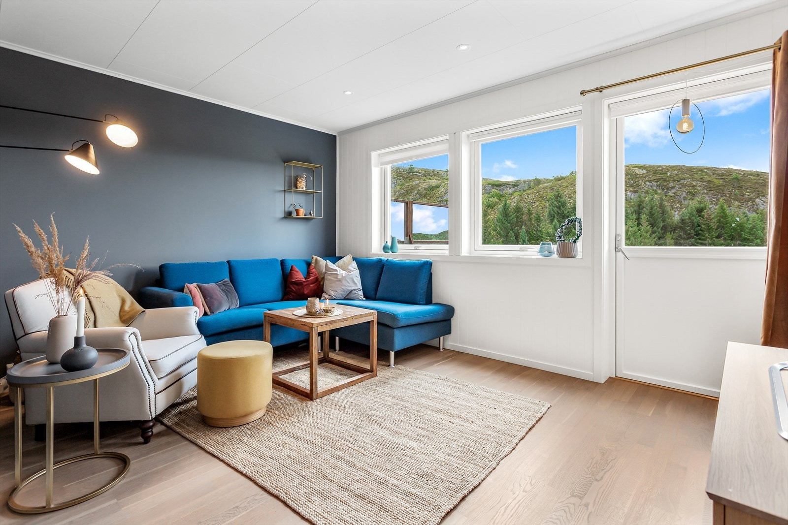Tv-stuen i 1. etasje passer perfekt når du ønsker å trekke deg tilbake eller for de yngre som ønsker sin egen plass. Galleribilde