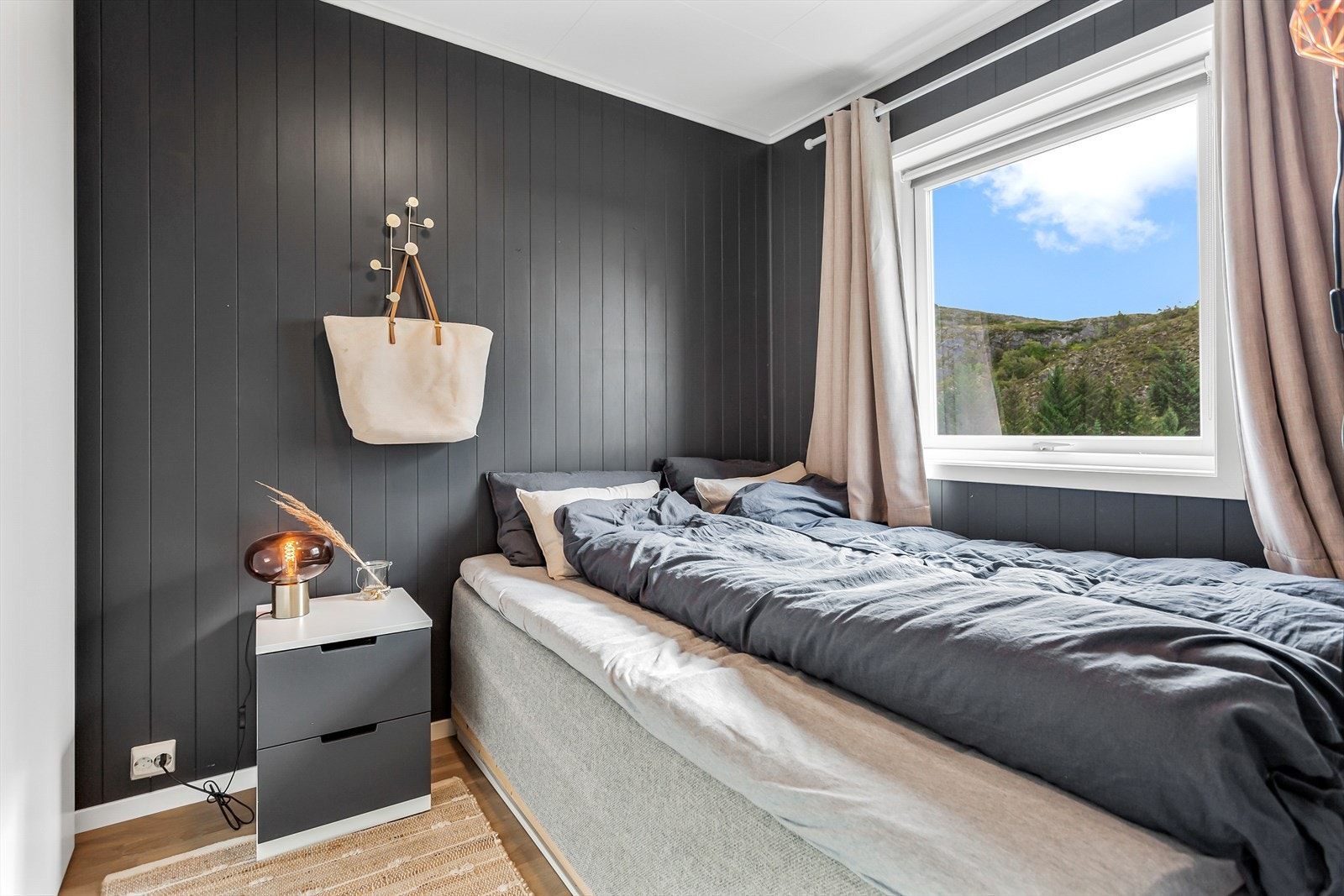 Soverom i 2. etasje er av god størrelse med god plass til å innrede med seng, nattbord og garderobeløsning. Galleribilde