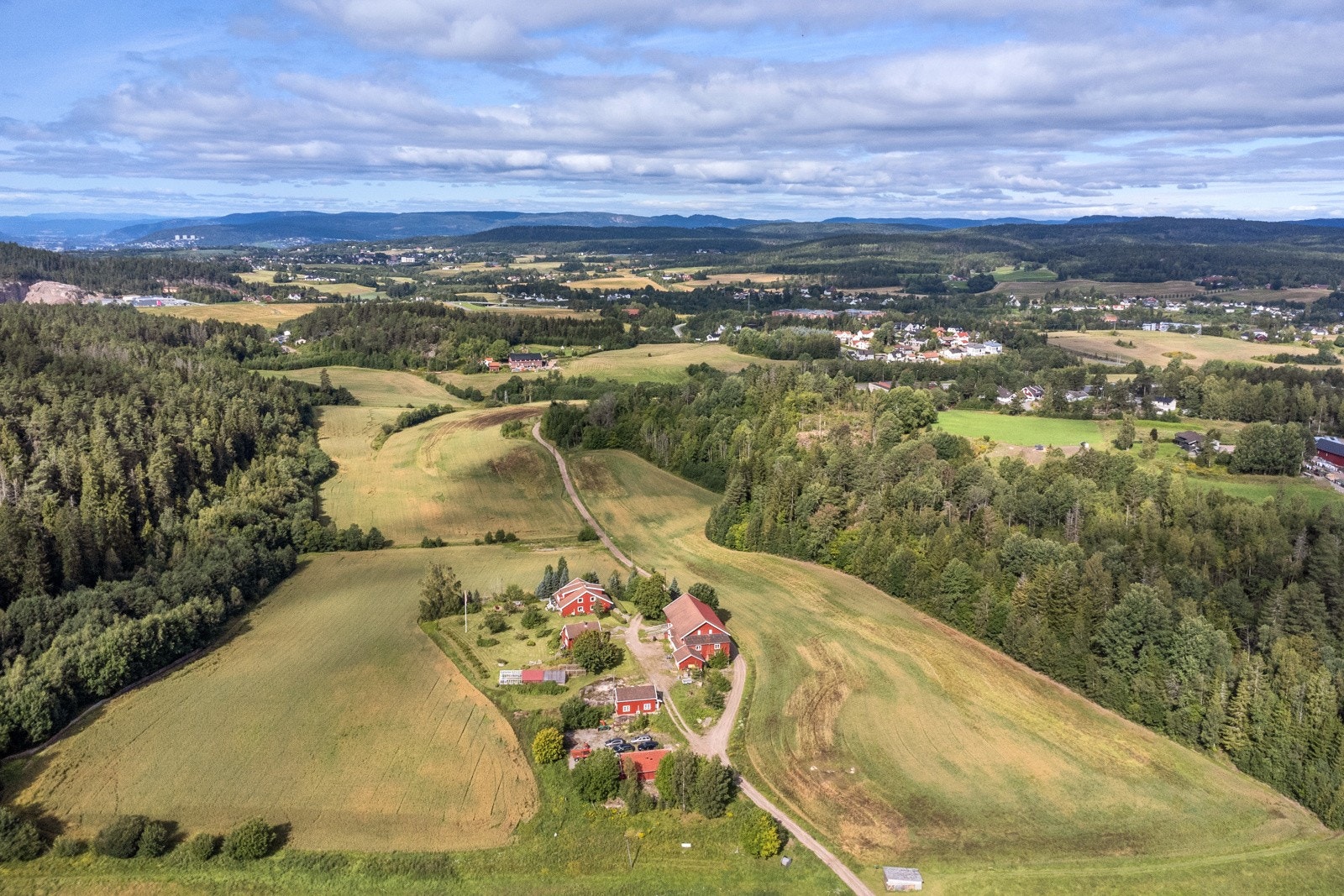 Liverudleina gård ligger veldig fint til i Midtbygda - Velkommen på visning Galleribilde