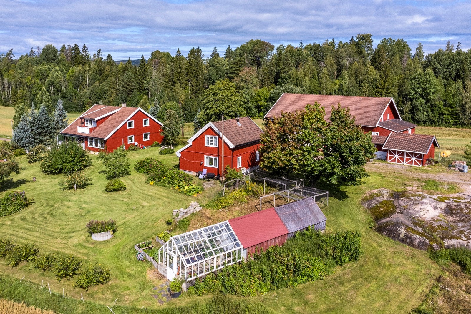 Hovedbygning, kårbolig og drivhus innlemmer hagen på gården Galleribilde