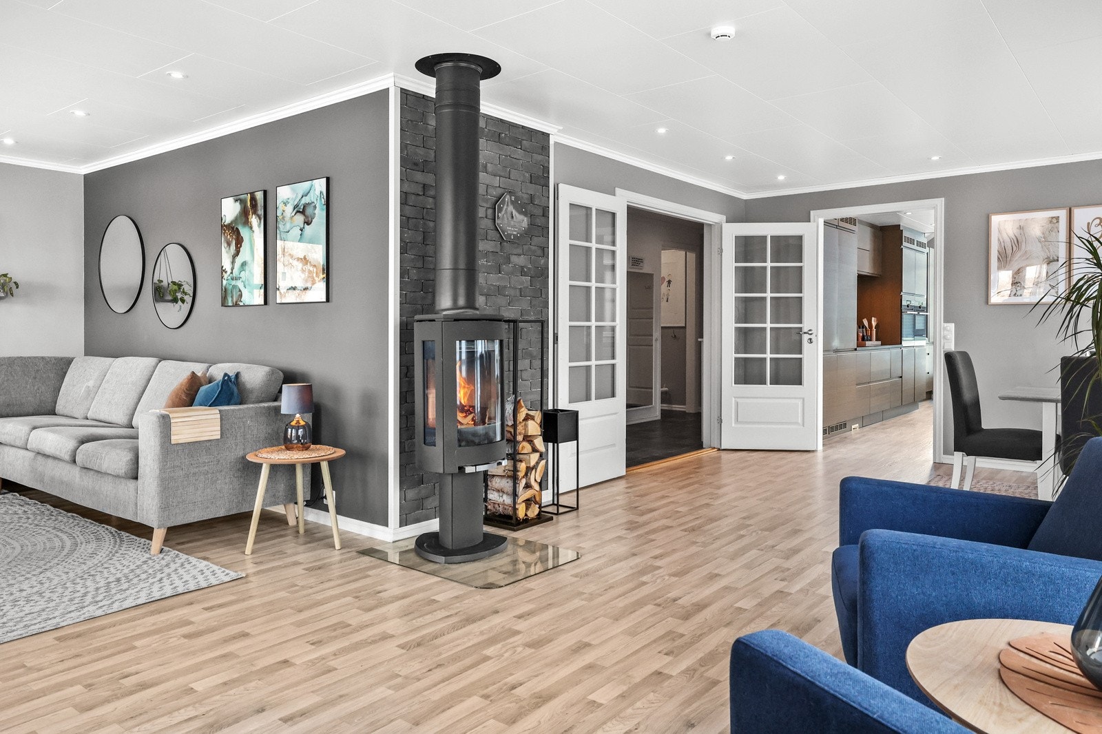 Stor stue med plass til flere sittegrupper. Galleribilde