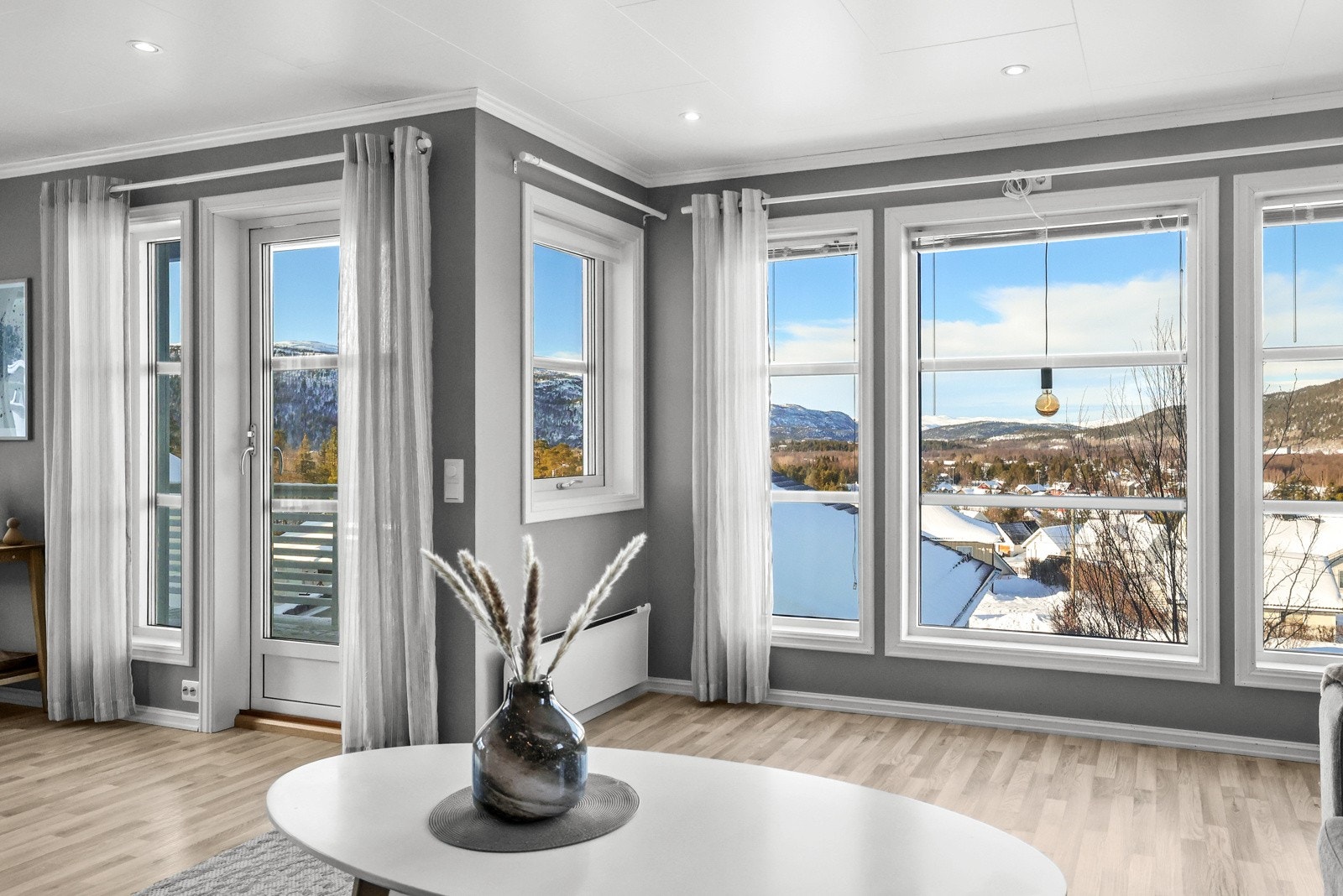 Fra stuen er det utgang til en terrasse med god plass til utemøbler. Galleribilde