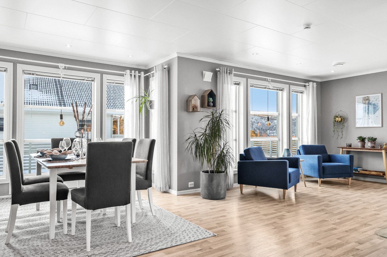 Fra stua og terrassen kan du nyte en nydelig utsikt over Tverrelvdalen. Galleribilde