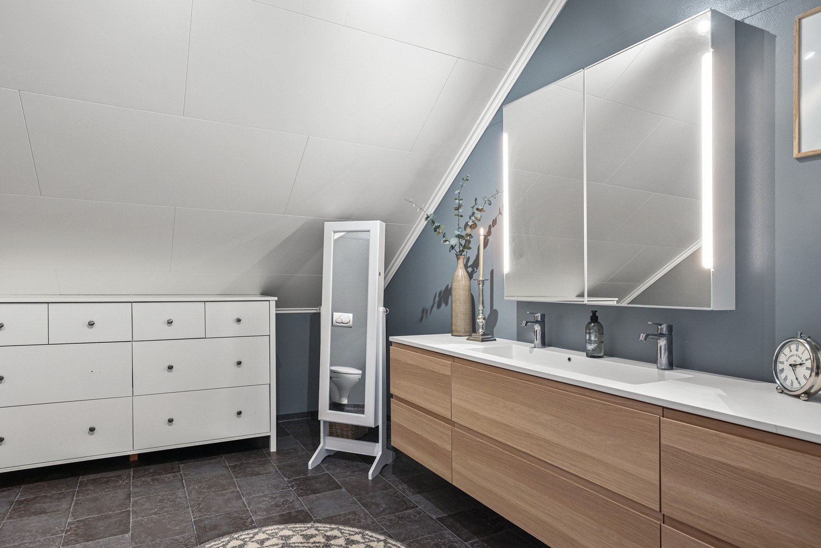 Det er godt med skapplass og det er i tillegg plass til ytterligere møblement. Galleribilde