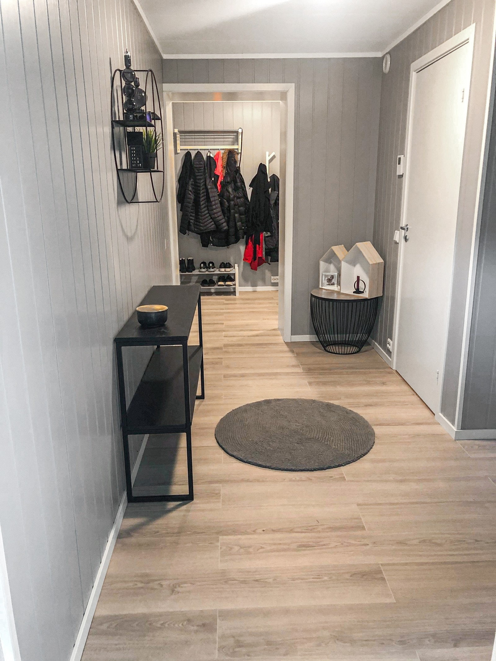 Entréen byr på god plass til jakker og sko. Galleribilde