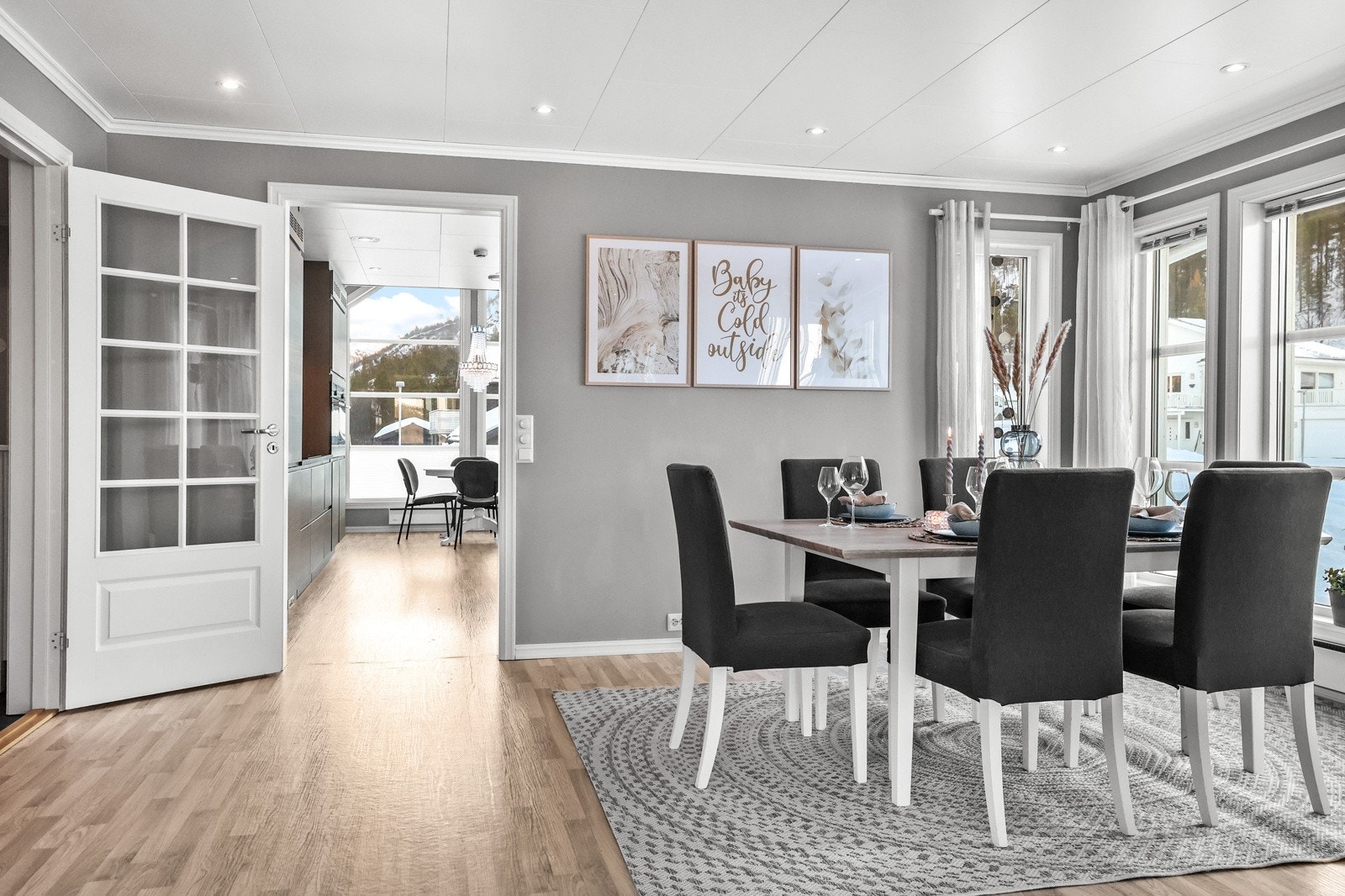 Det er god plass til et romslig spisebord i nærhet til kjøkkenet. Galleribilde