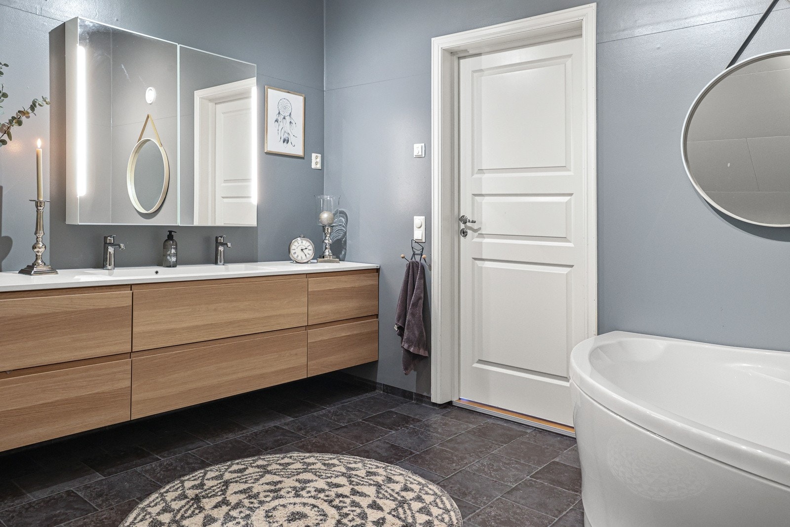 Badet på loftet er av god størrelse. Galleribilde