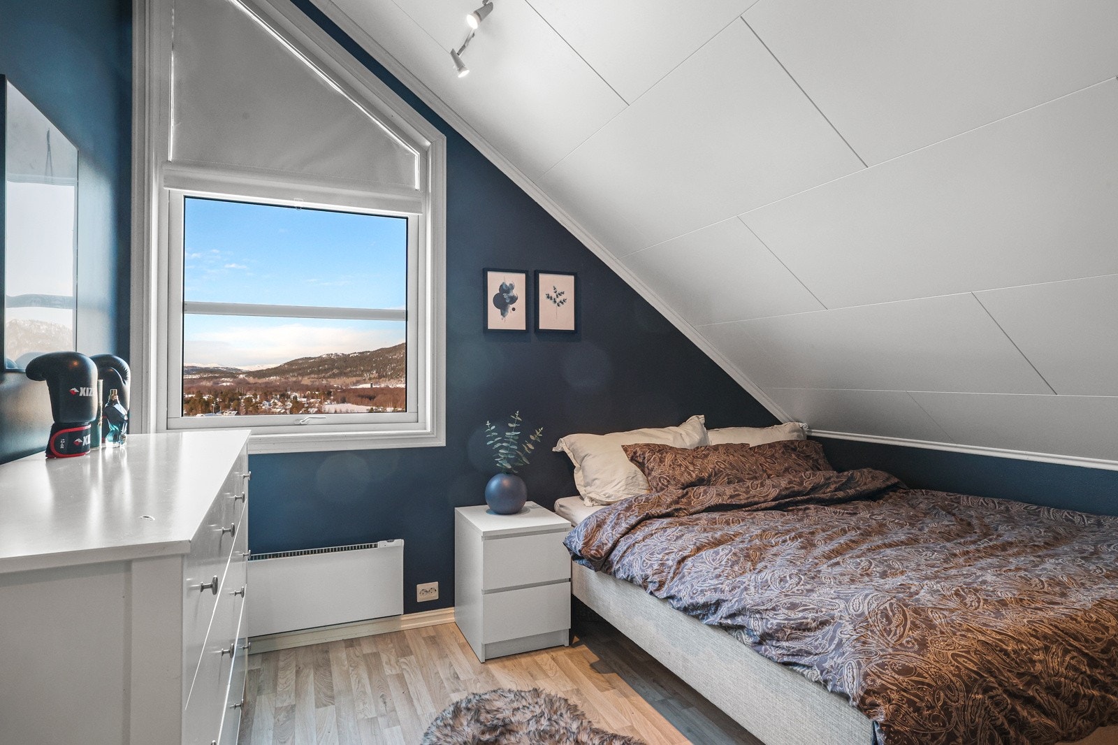 Det er fin utsikt ut av vinduet til nærområdet. Galleribilde