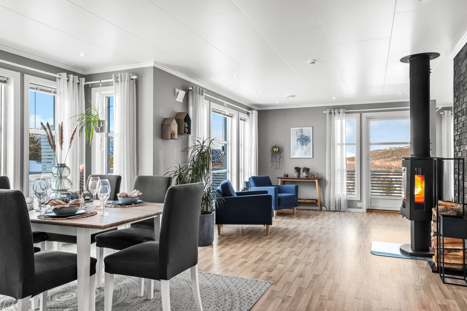 Eiendommen ligger høyt, noe som gjør at bolig foran huset ikke sperrer for utsikten. Galleribilde