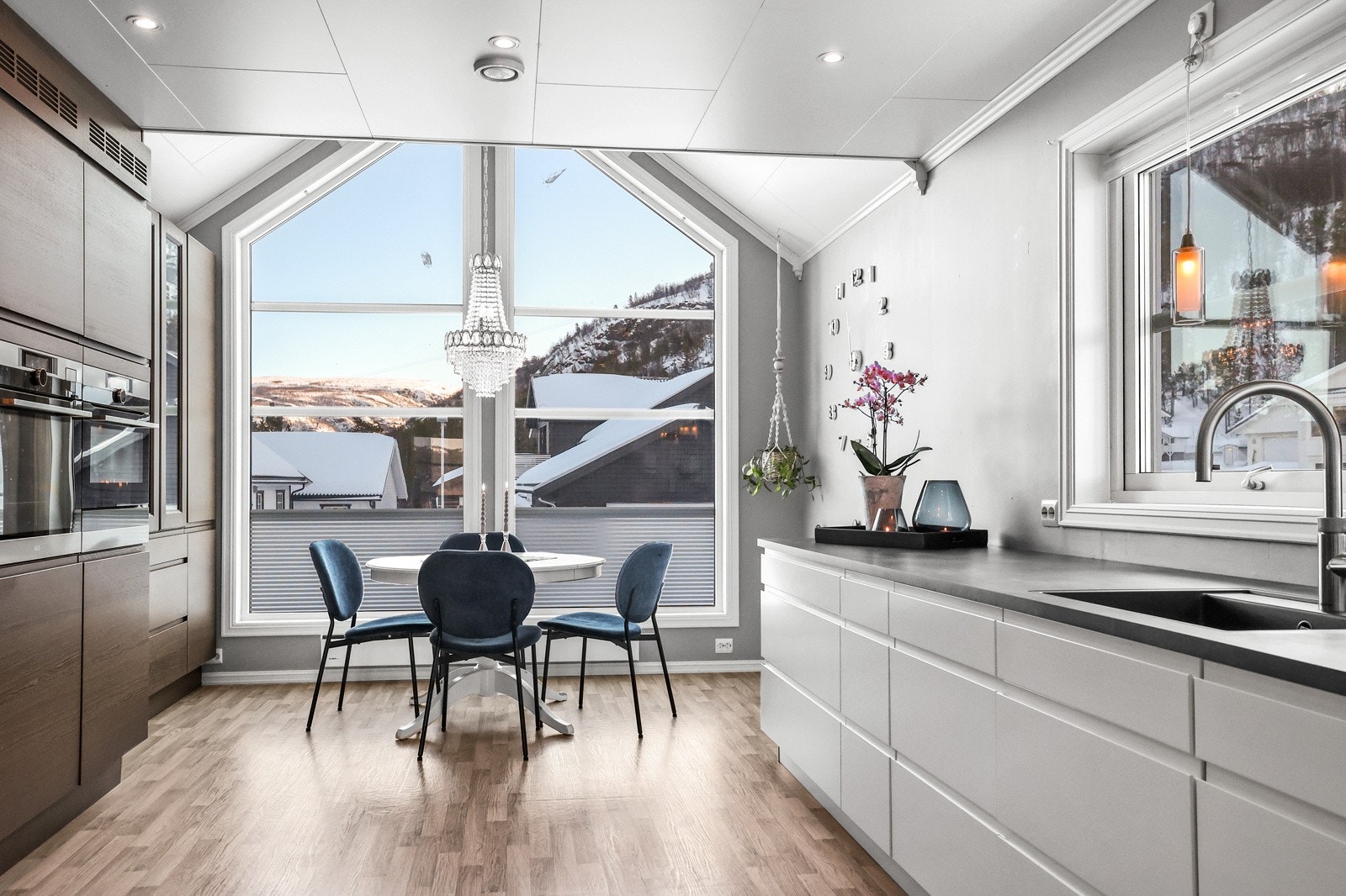 Vindusflatene er fra to himmelretninger, noe som gir rommet rikelig med naturlig lysinnslipp og utsikt mot fjellene. Galleribilde