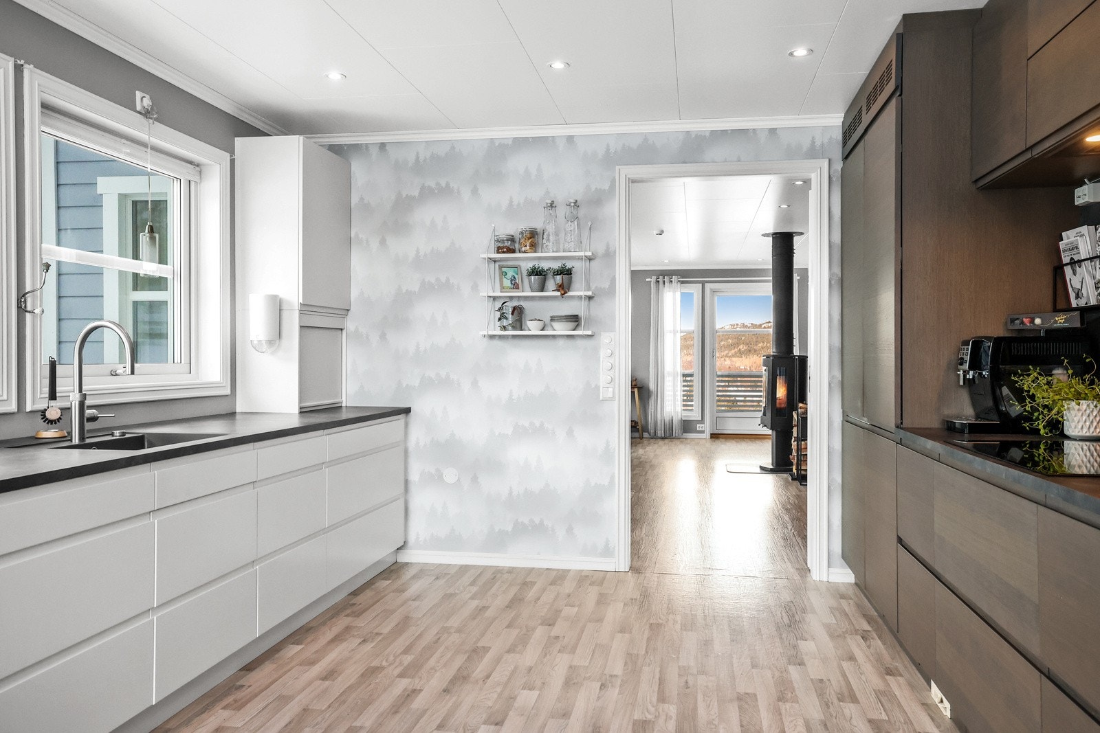 Særdeles moderne og delikat kjøkken fra 2020 med innredning fra Huseby. Galleribilde