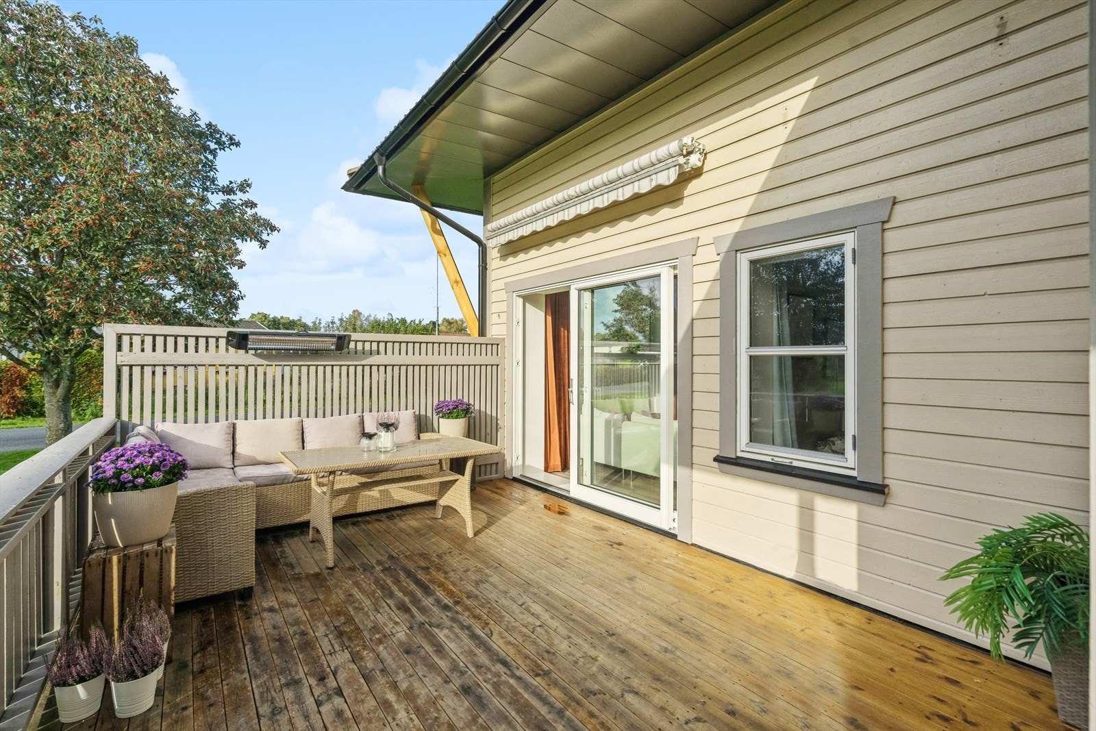 Utenfor stuen er det en stor lekker terrasse som innbyr til mye hygge. Galleribilde