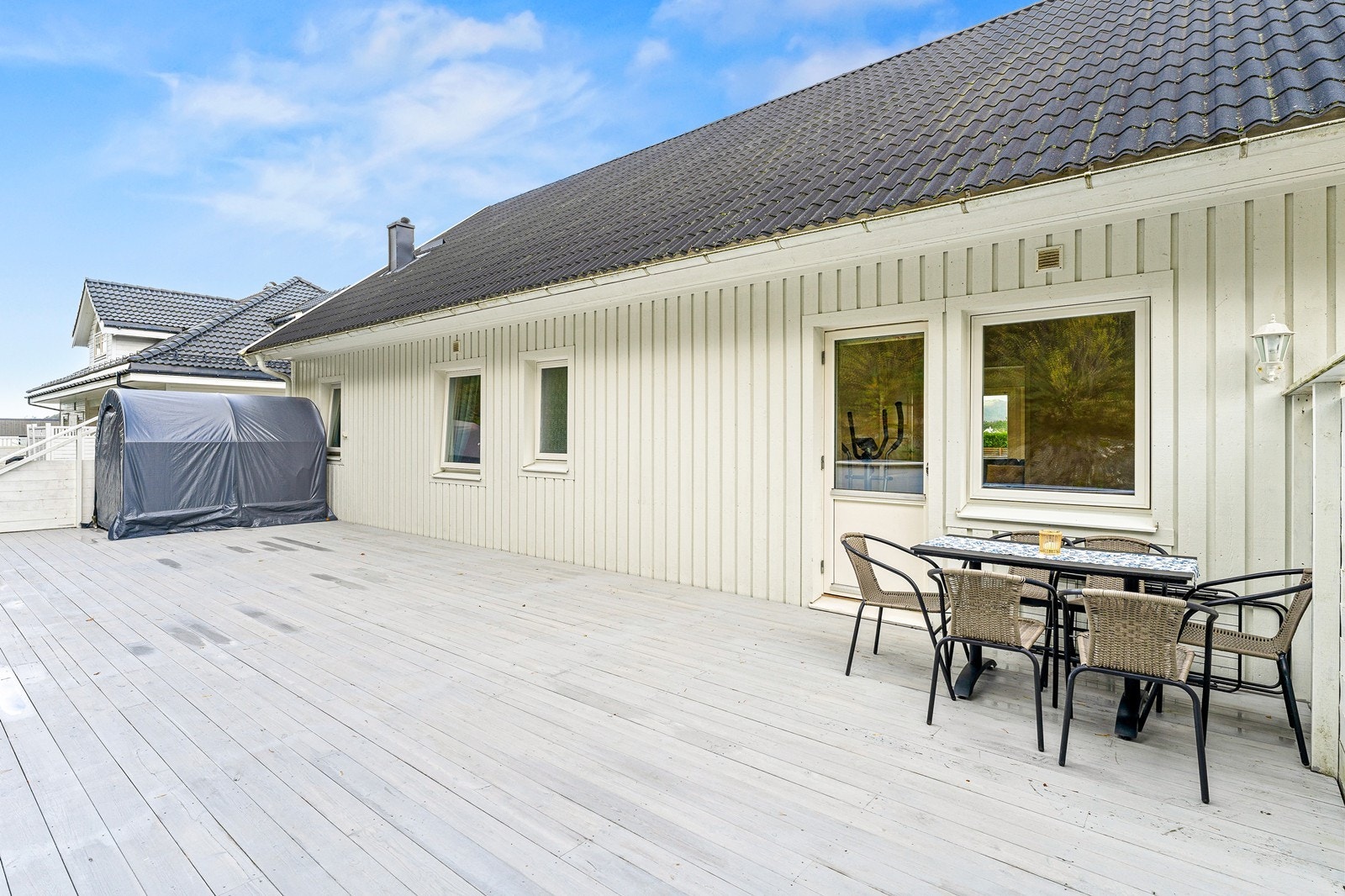 Stor markterrasse på husets bakside. Galleribilde