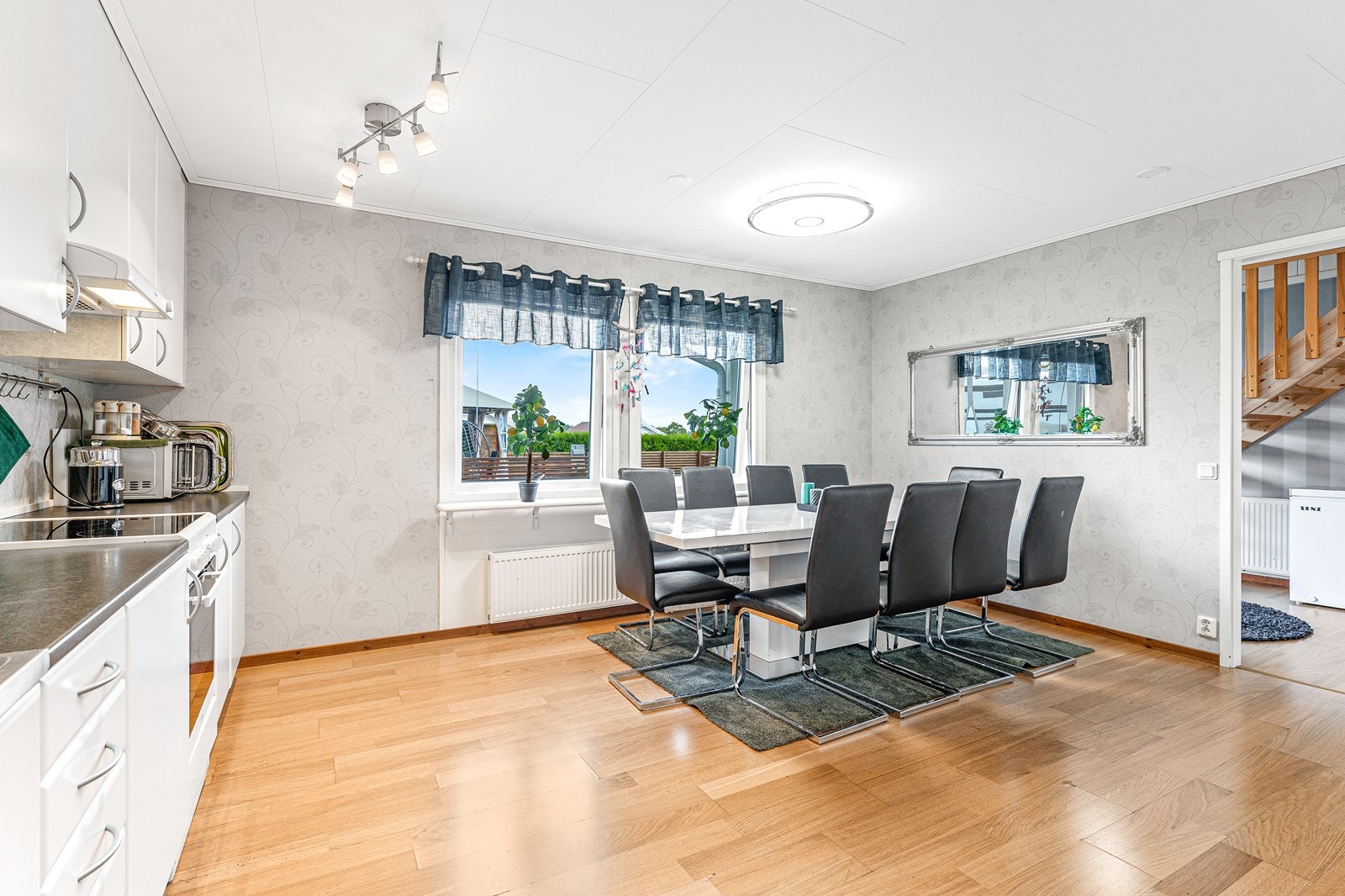 Det er også meget god plass til spisestue her inne. Galleribilde