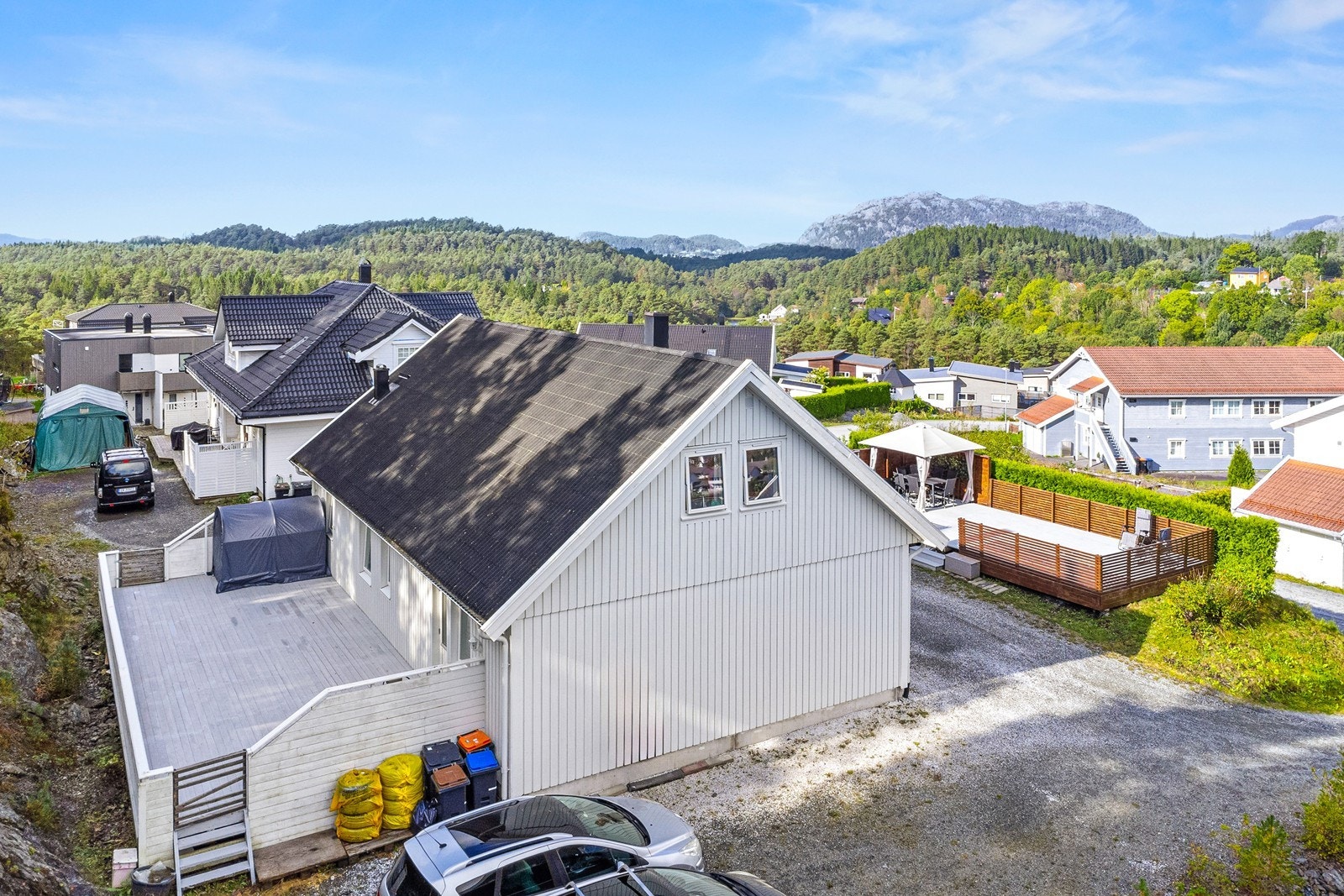 Huset ligger barnevennlig til med gangavstand til barnehage, skoler og butikker. Galleribilde