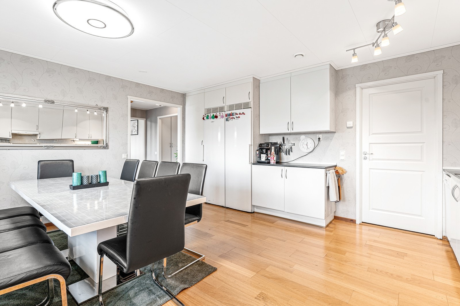 Her er det innredet med kjøleskap, fryseskap, komfyr, oppvaskmaskin, kaffemaskin og mikrobølgeovn. Galleribilde